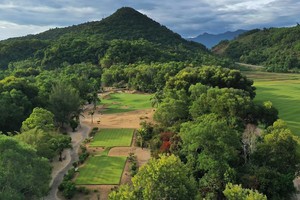 姑陵Laguna高爾夫球場綠樹懷抱。