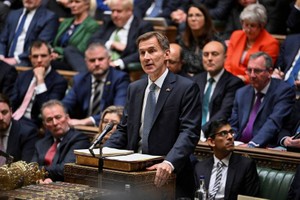 英提高稅收減少支出