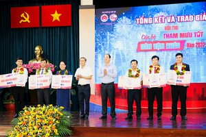 市委副書記阮胡海向各幹部頒獎。