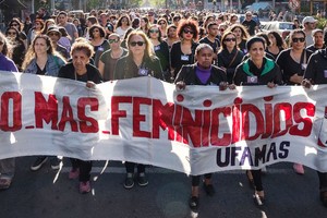 乌拉圭妇女上街游行，呼吁制止暴力侵害妇女行为。