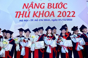 向各所大學榜首頒發獎學金