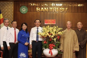 市委書記阮文年送花祝賀釋智廣長老、和尚。