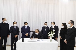 以國家主席阮春福為首的黨政領導前往中國駐越南大使館 弔唁江澤民同志並在弔唁簿上留言。