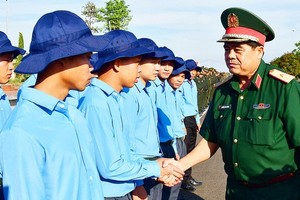 第七軍區司令部領導慰問、鼓勵啟程搜尋、歸集烈士骸骨的幹部、戰士。