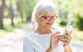 你身邊有銀髮“低頭族”嗎？