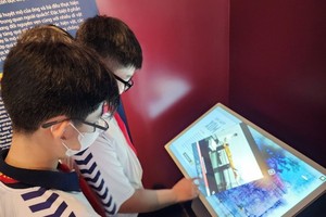 小學生參觀胡志明市博物館。