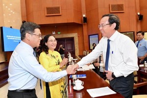 市委書記阮文年與市人民議會領導交談。