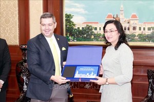 市人委會副主席潘氏勝向哈里森廳長贈送紀念品。