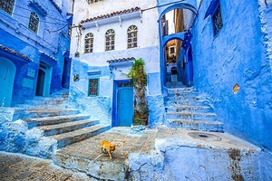 令人一眼難忘的藍色山城“契夫蕭安”。