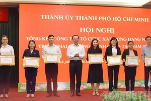 市委書記阮文年向各集體頒發獎狀。