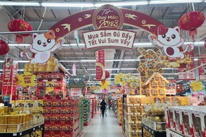 各超市陳列架上的年貨琳琅滿目。