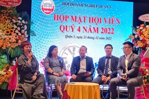 華人企業家、第五郡商會主席蘇慧蘭(左一)主持座談會。