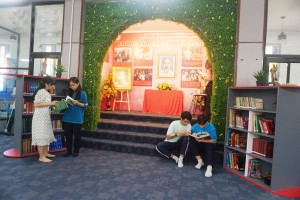學生在“胡志明文化空間”裡閱讀。