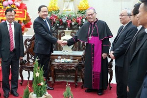 國會副主席向順化市祝賀聖誕節