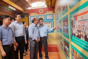 市和第五郡領導與各代表參觀溫陵會館的胡志明文化空間。