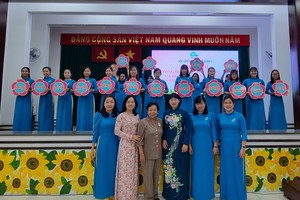 市婦聯會副主席陳氏芳華(右三)與第五郡、坊婦女合照。