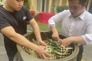 用明隆养生瓷锅烹煮爱心粽子