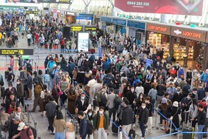 元旦假期前后，岘港机场挤满游客。