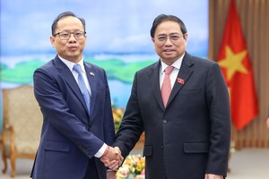 政府總理范明政與柬埔寨大使查伊‧納芙斯交談。