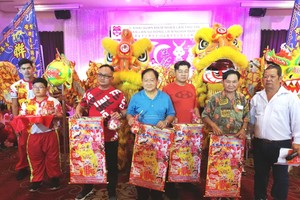 会长吴贵鸿（中）赞助金龙、醒狮点睛开光合照。