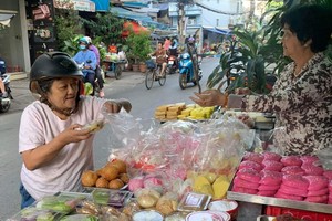 第十一郡白铁街市摆卖应节饼糕。