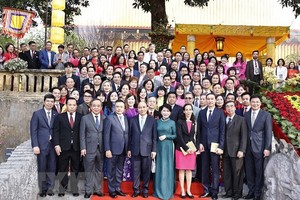 国家主席阮春福偕夫人和参加2023年“家乡之春”活动的海外越南人代表。