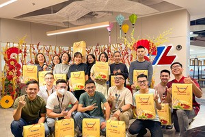 天龙集团工会发春节礼物给工会会员。