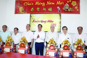 市人委会主席潘文迈(中)向穗城、义安、二府、海南、崇正、温陵会馆理事长们赠送贺年礼物。