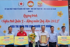 第五郡关照贫困者和少儿过节