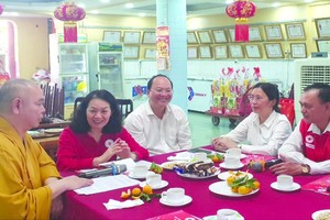 中央与本市领导向释慧功法师拜年