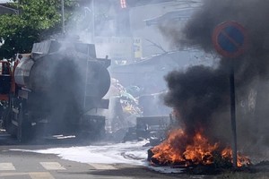 油槽车在街上爆胎并自燃