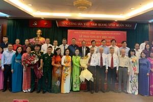 本市頒授黨齡紀念章及2022年模範黨員表彰儀式合照。