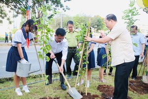 市委副书记阮胡海（右）参加植树活动。