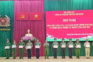 市公安厅表彰成绩优异的个人和团体。