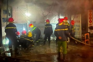 河靖及时从火场救出４人