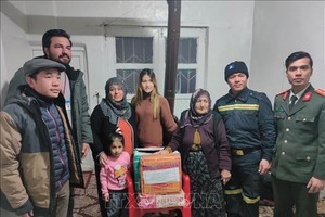 越南公安部救援队向旅居阿德亚曼市越南人赠送慰问品。