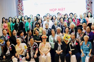 市委副书记阮胡海与各代表合影。