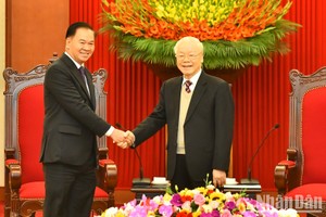 阮富仲总书记接见老挝党中央办公厅主任