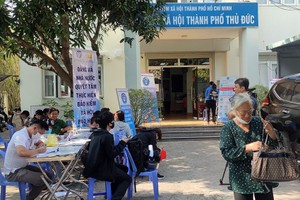 劳动与荣军社会部建议，提前退休的劳工若要领取一次性社保，获享款项将按参保年数来计算。图：劳工申办社保手续。