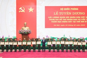 集体和个人领奖。