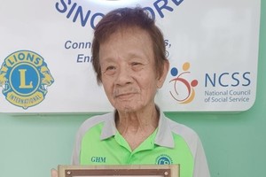 八旬翁捐血 36 年获颁嘉奖证书