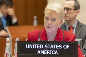 美国的辛蒂·麦凯恩在世界粮食计划署执行主任发表讲话。