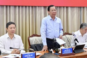 市人委会主席潘文迈会上致辞。