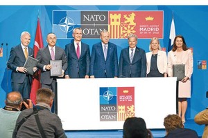 瑞典和芬兰多次就加入北约一事与土耳其举行三方会谈。