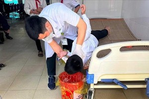 给学生们多喝水以清洗胃肠。