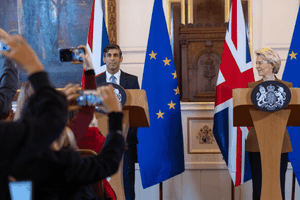 英国首相苏纳克（左）与欧盟委员会主席冯德莱恩。