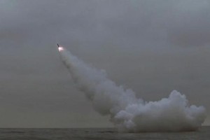 朝鲜潜艇发射战略巡航导弹。