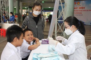 志愿者为少儿做口腔检查。