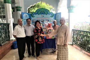 市各民族文学艺术协会常值副主席张四妹向第五郡占婆族同胞赠送礼物。