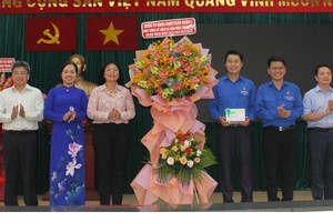 郡委书记黄玉女芳红(左三)与诸位领导向郡共青团常务委员会赠送花篮。